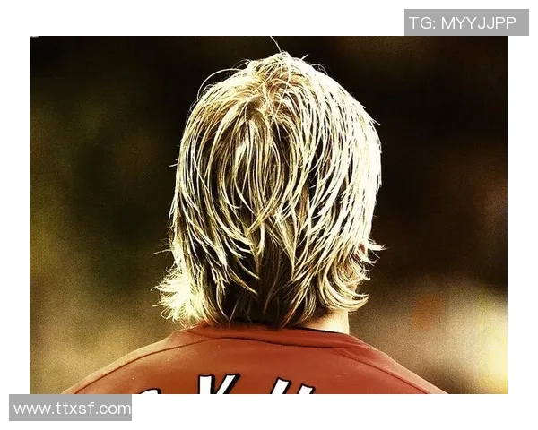 足球明星女性腹部纹身艺术展示与时尚潮流解析